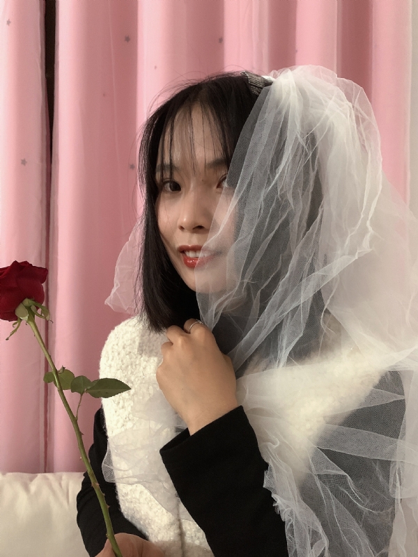 持紫菜包饭的女孩的第一张照片--上杭交友网
